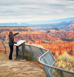 people spectating red rocks at bryce canyon