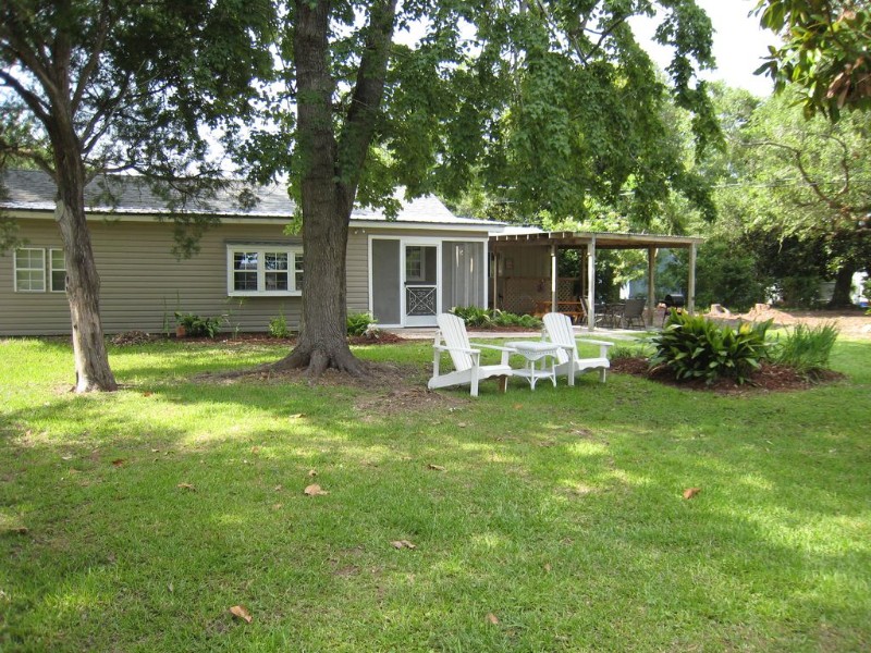 Yard at Gulf Palms Cottage, Long Beach