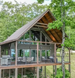 exterior of treetop cabin rental
