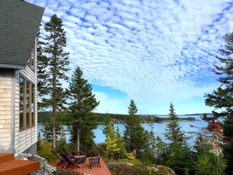 Cliff-perched cottage w private hiking trails
