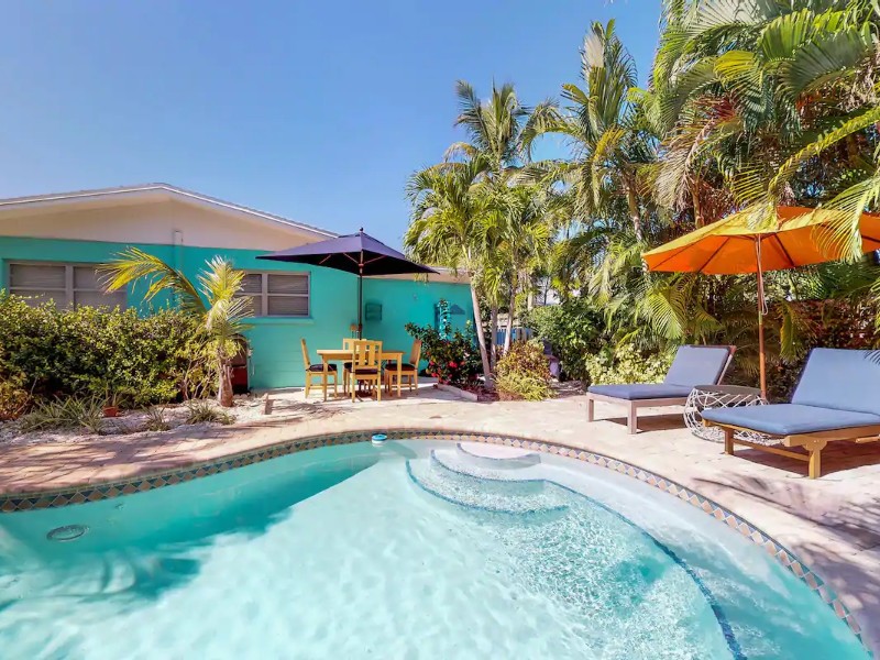 Old Florida-Style Cottage with Private Pool, Walk to Beach
