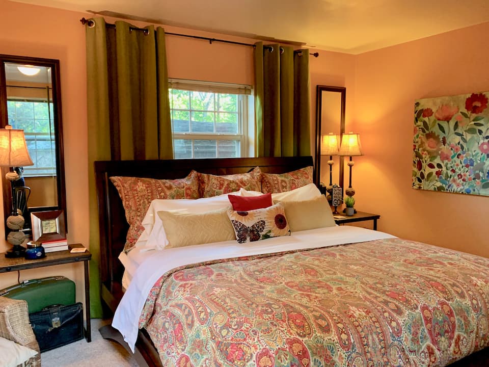 Bed at Cheerful North Valley Cottage Hideaway