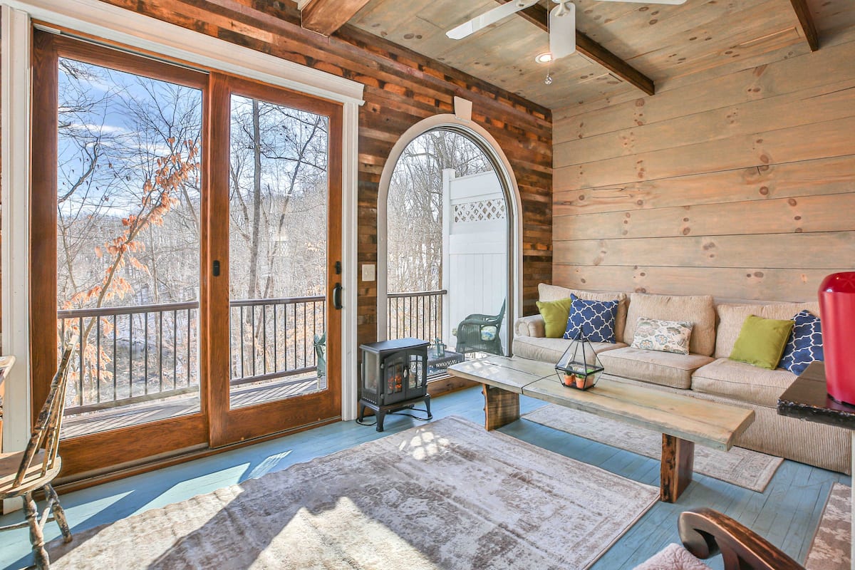 Natural Light in Tranquil Treehouse Cottage