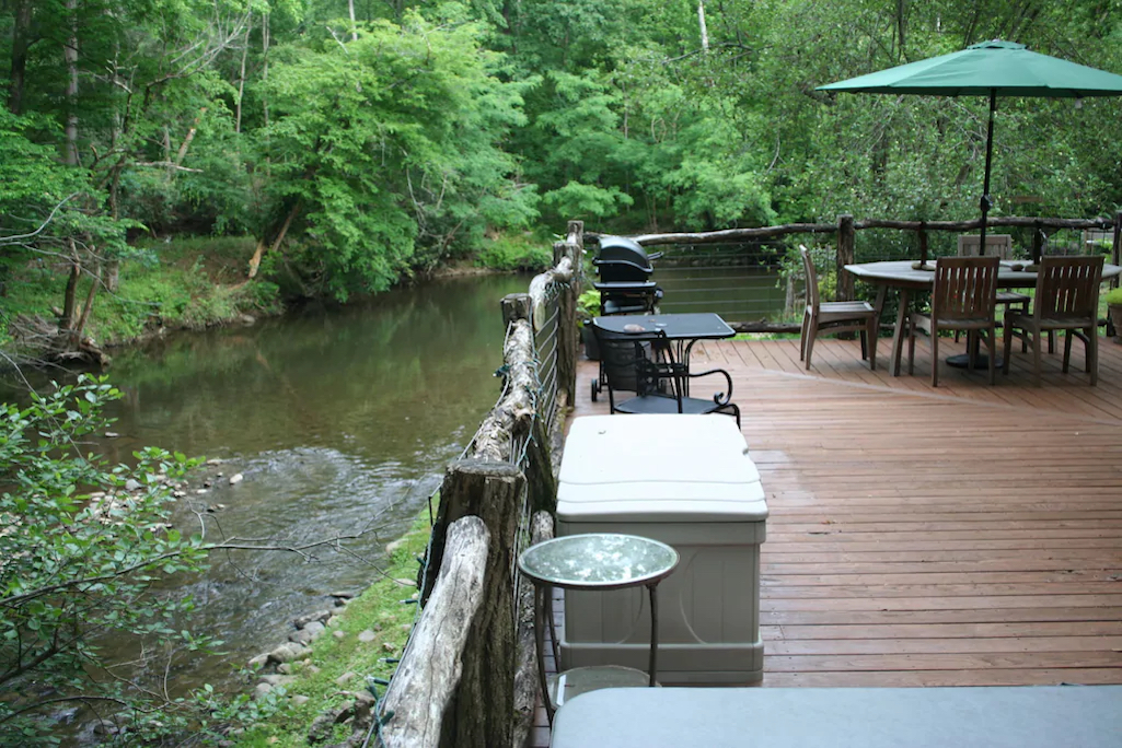 Stone Cottage Creekside with Jacuzzi