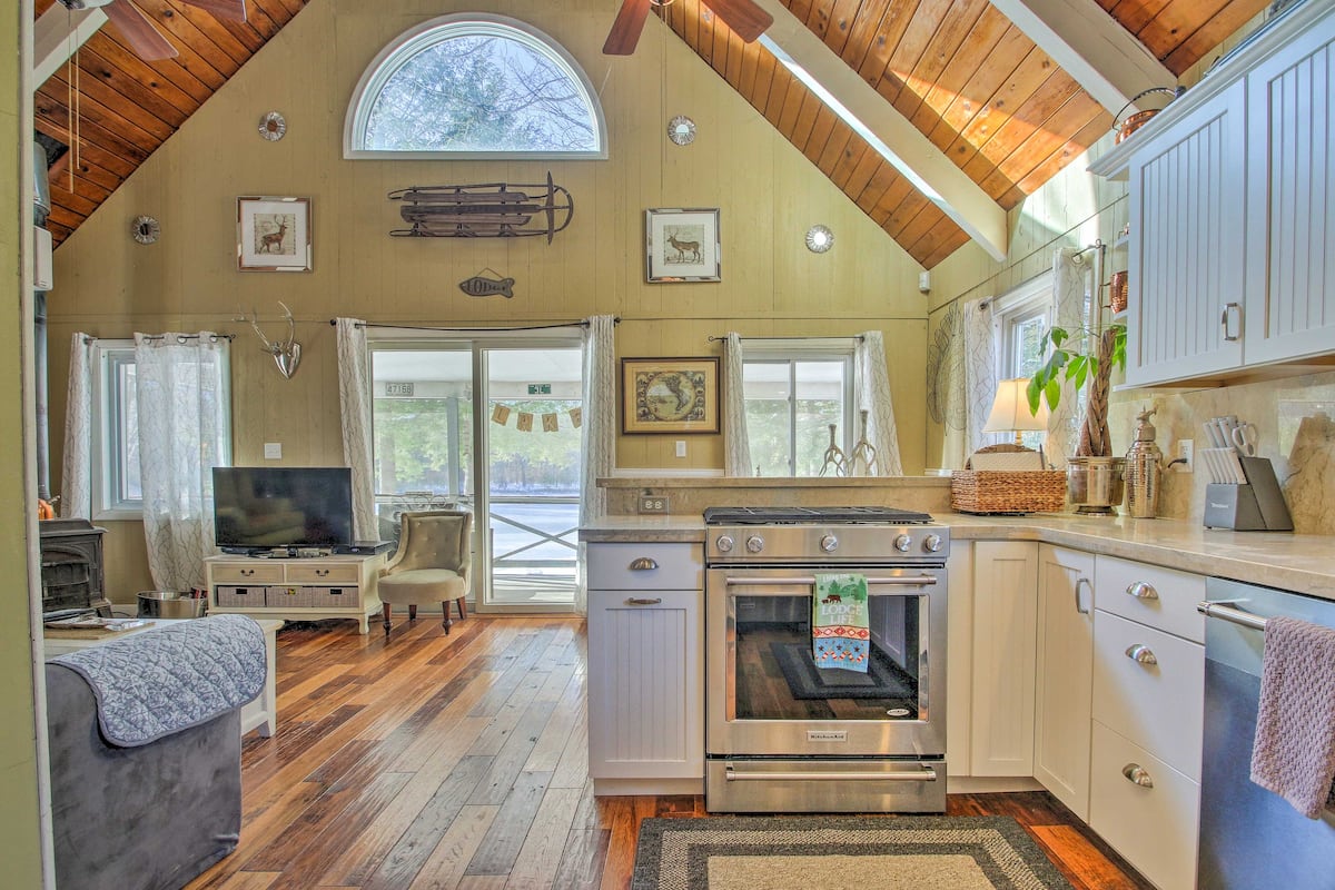 Cozy Waterfront Cottage