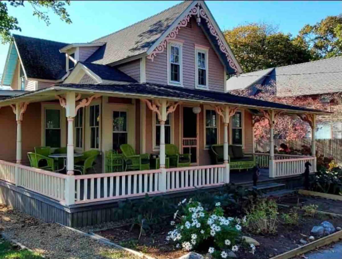 MV Rose Victorian Cottage