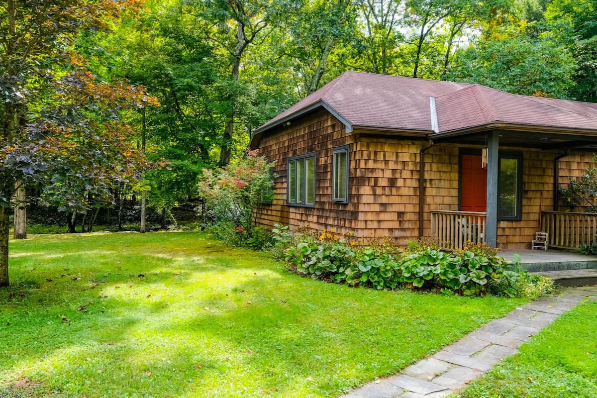 Streamside Cottage Walk To Town - Woodstock