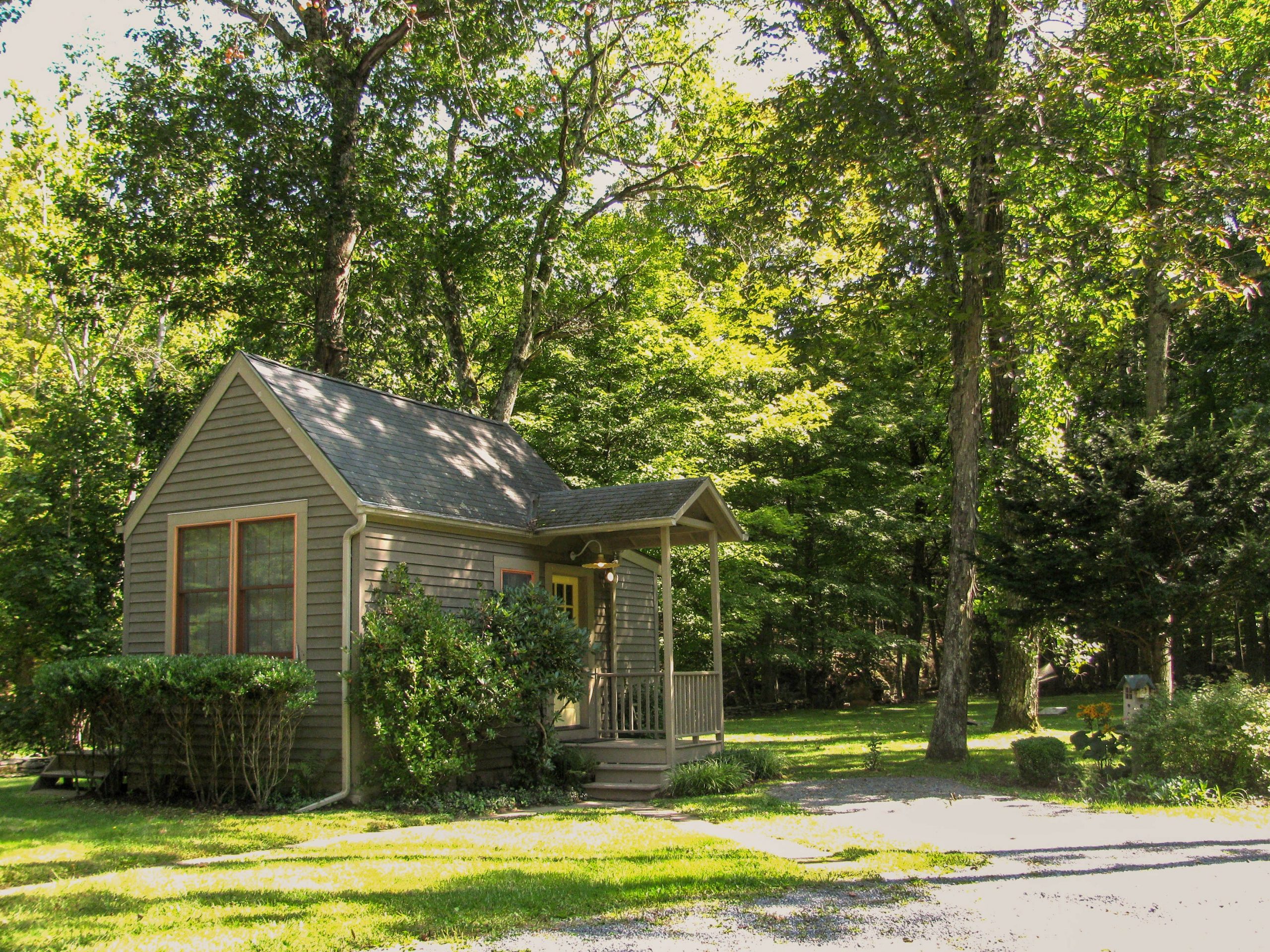 Streamside Cottage with Hot Tub