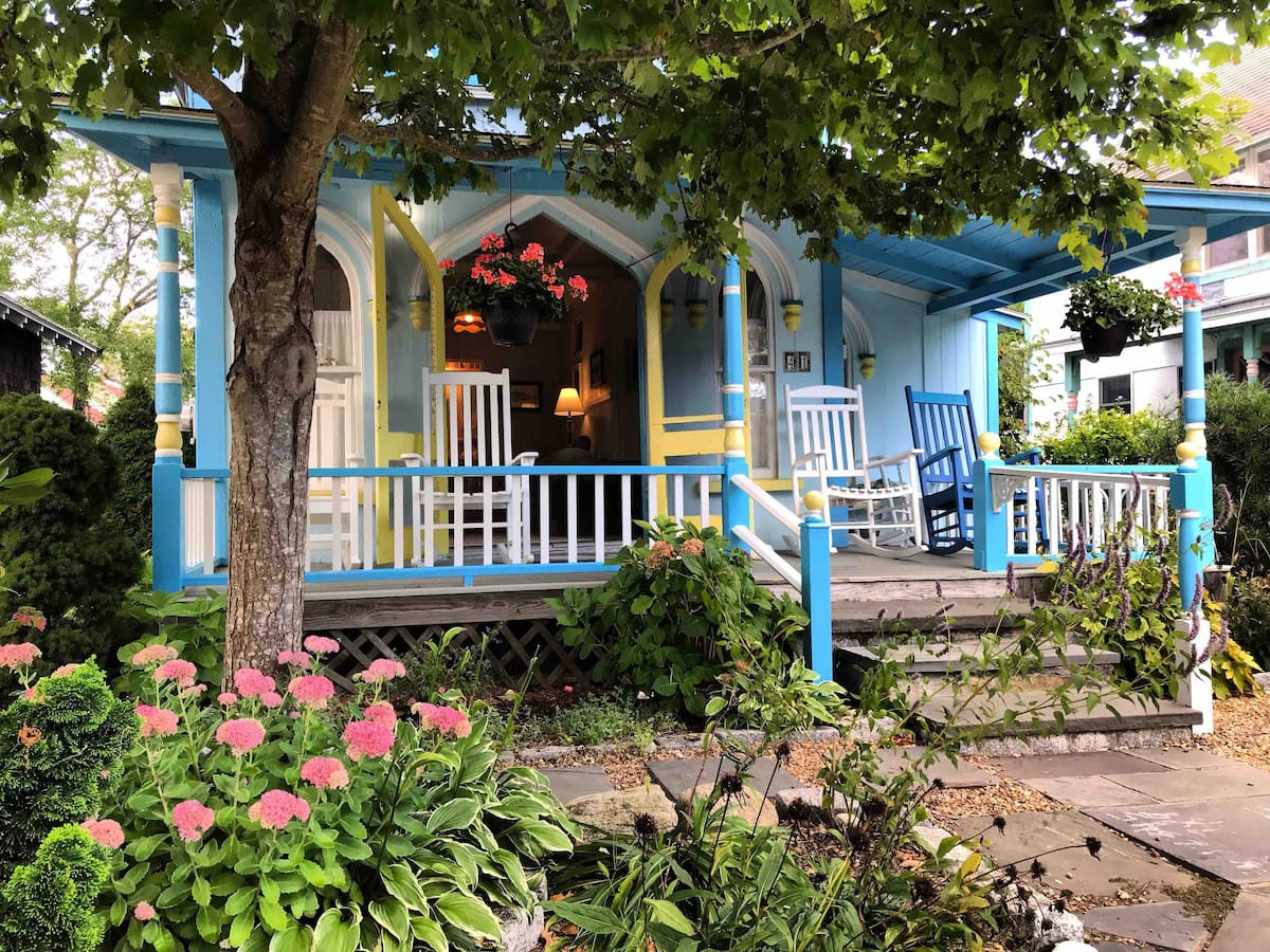 Impeccable cottage steps to downtown