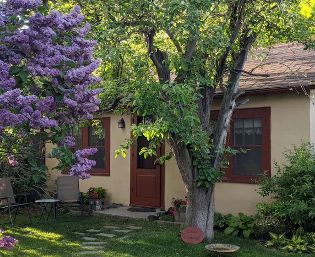 Lilac Cottage: perfect for two less than half-mile from Yellowstone