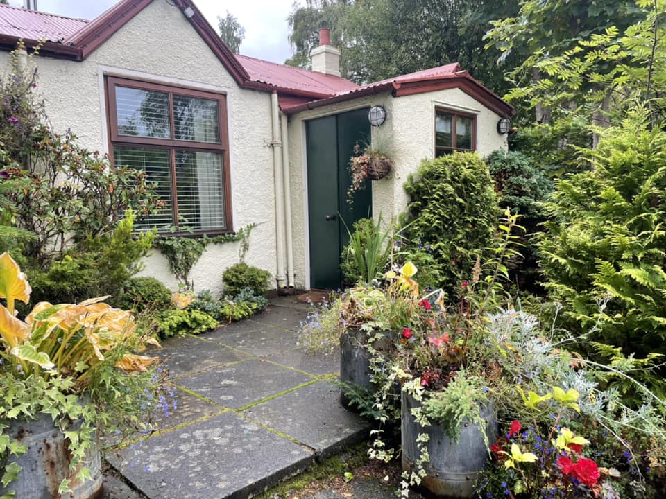 Chic traditional coorie cottage in Boat of Garten, Scotland