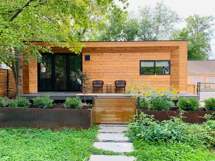 Backyard hens and a sweet cat make this stay extra homey 